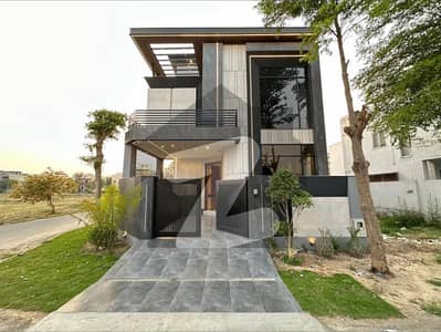 ڈی ایچ اے 9 ٹاؤن ڈیفنس (ڈی ایچ اے),لاہور میں 3 کمروں کا 5 مرلہ مکان 2.15 کروڑ میں برائے فروخت۔