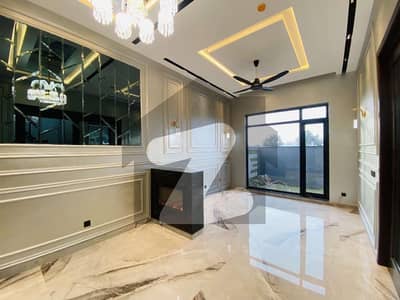 ڈی ایچ اے فیز 7 ڈیفنس (ڈی ایچ اے),لاہور میں 4 کمروں کا 10 مرلہ مکان 7.0 کروڑ میں برائے فروخت۔