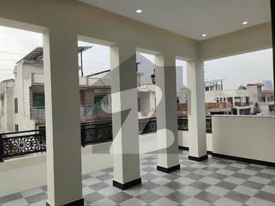 10 marla brand new house with 6 bedrooms close street back to main double road