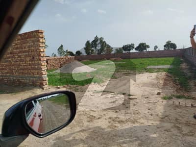 برکی روڈ کینٹ,لاہور میں 4 کنال رہائشی پلاٹ 3.0 کروڑ میں برائے فروخت۔