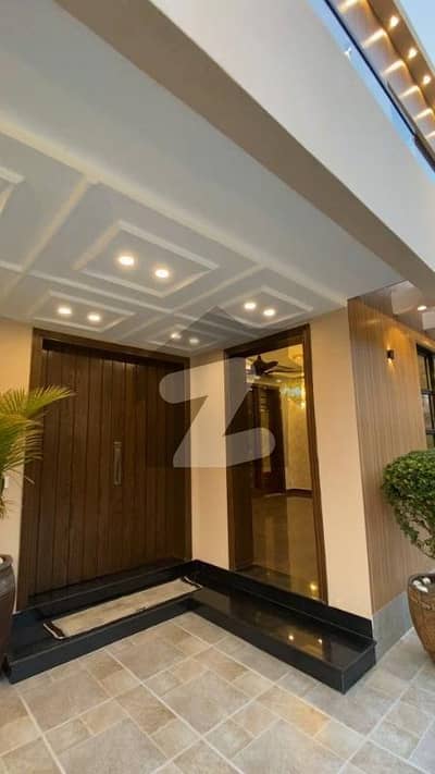 کینٹ لاہور میں 5 کمروں کا 1 کنال مکان 3.5 لاکھ میں کرایہ پر دستیاب ہے۔