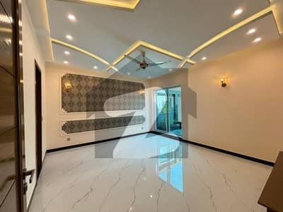 ویلینشیاء ہاؤسنگ سوسائٹی لاہور میں 6 کمروں کا 1 کنال مکان 8.7 کروڑ میں برائے فروخت۔