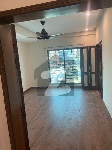 عسکری 10 - سیکٹر ایس عسکری 10,عسکری,لاہور میں 4 کمروں کا 12 مرلہ فلیٹ 1.5 لاکھ میں کرایہ پر دستیاب ہے۔