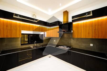 بحریہ ٹاؤن فیز 8 بحریہ ٹاؤن راولپنڈی,راولپنڈی میں 5 کمروں کا 7 مرلہ مکان 2.8 کروڑ میں برائے فروخت۔