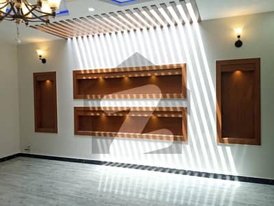 بحریہ ٹاؤن فیز 8 بحریہ ٹاؤن راولپنڈی,راولپنڈی میں 5 کمروں کا 10 مرلہ مکان 3.5 کروڑ میں برائے فروخت۔