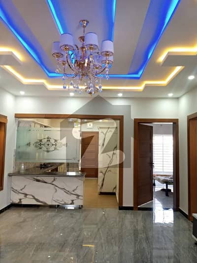 بحریہ ٹاؤن فیز 8 بحریہ ٹاؤن راولپنڈی,راولپنڈی میں 5 کمروں کا 10 مرلہ مکان 3.5 کروڑ میں برائے فروخت۔