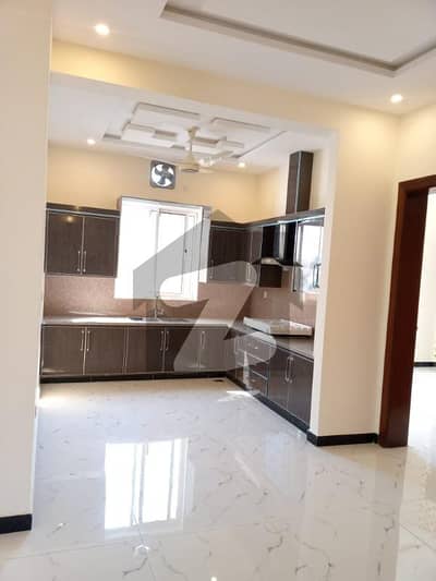 بحریہ ٹاؤن فیز 8 بحریہ ٹاؤن راولپنڈی,راولپنڈی میں 5 کمروں کا 10 مرلہ مکان 3.35 کروڑ میں برائے فروخت۔