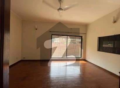 عسکری 11 ۔ سیکٹر اے عسکری 11,عسکری,لاہور میں 4 کمروں کا 1 کنال مکان 2.2 لاکھ میں کرایہ پر دستیاب ہے۔