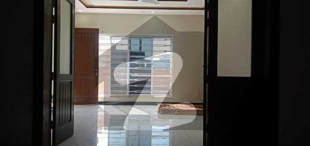 14 MARLA BEAUTIFULL CORNER UPPER PORTIN AVAILBLE FOR RENT