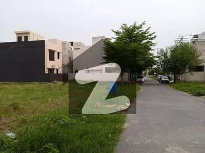 ڈی ایچ اے فیز 7 - بلاک ڈبلیو فیز 7,ڈیفنس (ڈی ایچ اے),لاہور میں 1 کنال رہائشی پلاٹ 4.35 کروڑ میں برائے فروخت۔