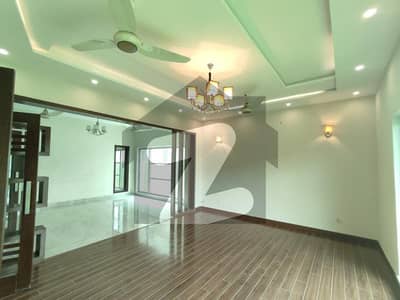 ڈی ایچ اے فیز 5 ڈیفنس (ڈی ایچ اے),لاہور میں 5 کمروں کا 1 کنال مکان 4.0 لاکھ میں کرایہ پر دستیاب ہے۔