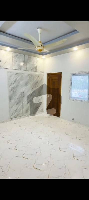 کلفٹن ۔ بلاک 9 کلفٹن,کراچی میں 3 کمروں کا 9 مرلہ فلیٹ 3.25 کروڑ میں برائے فروخت۔