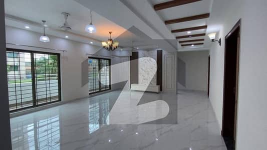 10 Marla 3 Bedrooms Hot Location Apartment