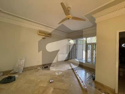 ایف ۔ 8 اسلام آباد میں 11 کمروں کا 1 کنال مکان 10.0 لاکھ میں کرایہ پر دستیاب ہے۔