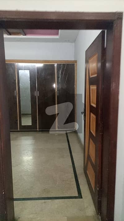 سوئی گیس روڈ گوجرانوالہ میں 3 کمروں کا 5 مرلہ بالائی پورشن 27.0 ہزار میں کرایہ پر دستیاب ہے۔