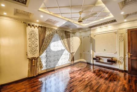 ڈی ایچ اے فیز 8 سابقہ ایئر ایوینیو ڈی ایچ اے فیز 8,ڈی ایچ اے ڈیفینس,لاہور میں 5 کمروں کا 1 کنال مکان 7.75 کروڑ میں برائے فروخت۔