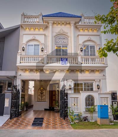 ڈی ایچ اے 9 ٹاؤن ڈیفنس (ڈی ایچ اے),لاہور میں 3 کمروں کا 5 مرلہ مکان 2.35 کروڑ میں برائے فروخت۔