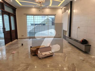 ڈی ایچ اے فیز 6 ڈیفنس (ڈی ایچ اے),لاہور میں 5 کمروں کا 1 کنال مکان 3.1 لاکھ میں کرایہ پر دستیاب ہے۔