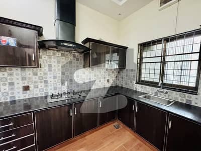 کینال گارڈن ۔ بلاک ای کینال گارڈن,لاہور میں 4 کمروں کا 5 مرلہ مکان 1.65 کروڑ میں برائے فروخت۔