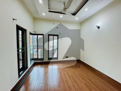 کینال گارڈن ۔ بلاک ای کینال گارڈن,لاہور میں 4 کمروں کا 5 مرلہ مکان 1.65 کروڑ میں برائے فروخت۔