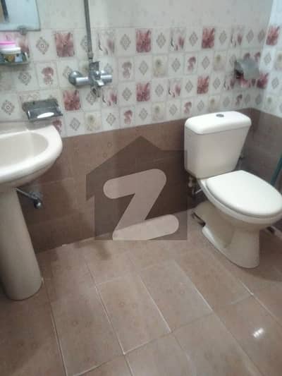 ماڈل ٹاؤن ۔ بلاک آر ماڈل ٹاؤن,لاہور میں 4 کمروں کا 5 مرلہ مکان 2.6 کروڑ میں برائے فروخت۔