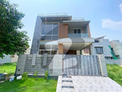 ڈی ایچ اے 9 ٹاؤن ڈیفنس (ڈی ایچ اے),لاہور میں 3 کمروں کا 5 مرلہ مکان 2.4 کروڑ میں برائے فروخت۔