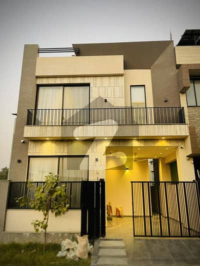 ڈی ایچ اے 9 ٹاؤن ڈیفنس (ڈی ایچ اے),لاہور میں 3 کمروں کا 5 مرلہ مکان 2.6 کروڑ میں برائے فروخت۔