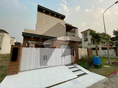 DEFENCE BEAUTIFUL 8 MARLA HOUSE WITH FULL BASEMENT FOR SALE IN DHA LAHORE