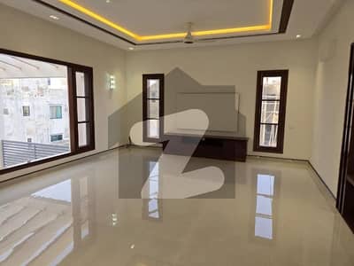 ڈی ایچ اے فیز 8 ڈی ایچ اے ڈیفینس,کراچی میں 6 کمروں کا 2 کنال مکان 52.0 کروڑ میں برائے فروخت۔