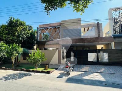 ویلینشیاء ۔ بلاک بی ویلینشیاء ہاؤسنگ سوسائٹی,لاہور میں 7 کمروں کا 1 کنال مکان 6.25 کروڑ میں برائے فروخت۔