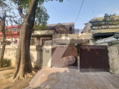 DEFENCE BEAUTIFUL 10 MARLA HOUSE NEAR TO PARK FOR SALE IN DHA LAHORE