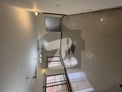 عسکری 5 ملیر کنٹونمنٹ,کینٹ,کراچی میں 3 کمروں کا 11 مرلہ فلیٹ 4.05 کروڑ میں برائے فروخت۔