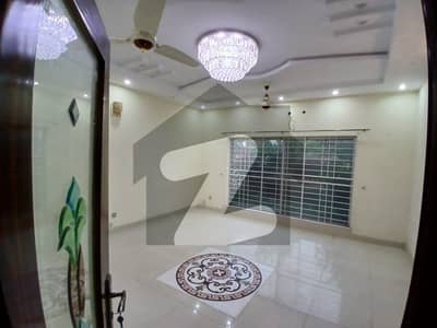 ایل ڈی اے ایوینیو لاہور میں 3 کمروں کا 10 مرلہ بالائی پورشن 65.0 ہزار میں کرایہ پر دستیاب ہے۔