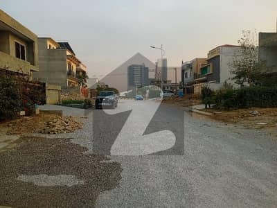 ایم پی سی ایچ ایس ۔ بلاک بی ایکسٹینشن 1 ایم پی سی ایچ ایس ۔ ملٹی گارڈنز,بی ۔ 17,اسلام آباد میں 7 کمروں کا 10 مرلہ مکان 5.5 کروڑ میں برائے فروخت۔