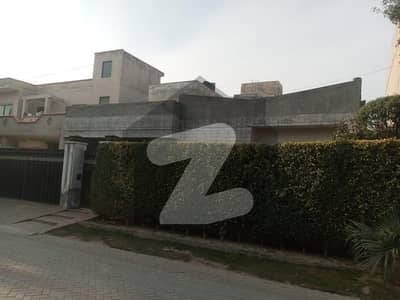 1 KANAL PRIME LOCATION HOUSE FOR SALE