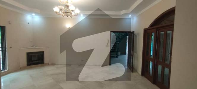 ڈی ایچ اے فیز 3 ڈیفنس (ڈی ایچ اے),لاہور میں 5 کمروں کا 1 کنال مکان 2.7 لاکھ میں کرایہ پر دستیاب ہے۔