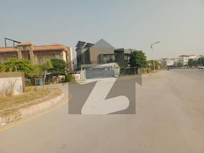 بحریہ ٹاؤن فیز 8 - کلب سٹی بحریہ ٹاؤن فیز 8,بحریہ ٹاؤن راولپنڈی,راولپنڈی میں 1 کنال رہائشی پلاٹ 1.5 کروڑ میں برائے فروخت۔