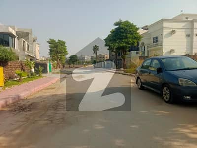 بحریہ ٹاؤن فیز 8 - کلب سٹی بحریہ ٹاؤن فیز 8,بحریہ ٹاؤن راولپنڈی,راولپنڈی میں 1 کنال رہائشی پلاٹ 1.55 کروڑ میں برائے فروخت۔