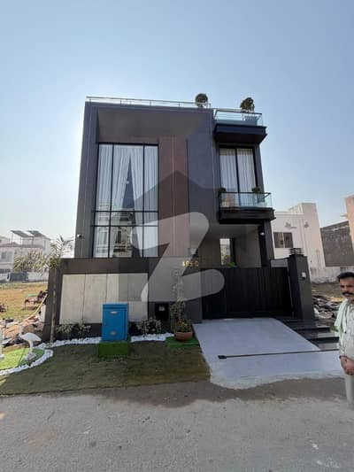 ڈی ایچ اے 9 ٹاؤن ڈیفنس (ڈی ایچ اے),لاہور میں 3 کمروں کا 5 مرلہ مکان 3.4 کروڑ میں برائے فروخت۔