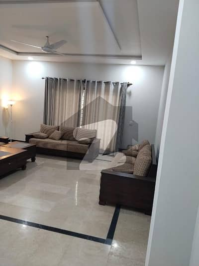 ڈی ایچ اے فیز 2 - سیکٹر ای ڈی ایچ اے ڈیفینس فیز 2,ڈی ایچ اے ڈیفینس,اسلام آباد میں 4 کمروں کا 1 کنال بالائی پورشن 2.5 لاکھ میں کرایہ پر دستیاب ہے۔