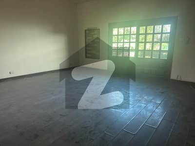 200yards Independent Old Bungalow Next to Sharaha Qauideen Prime Location Best For Car Showroom & Commercial Parpose & Builders