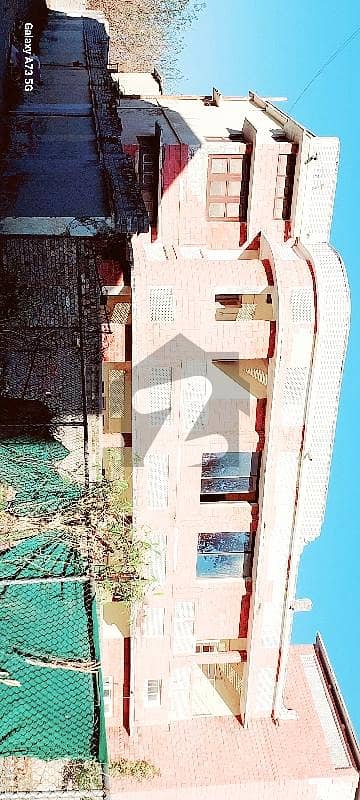 آفیسرز کالونی واہ میں 8 کمروں کا 1 کنال مکان 7.95 کروڑ میں برائے فروخت۔