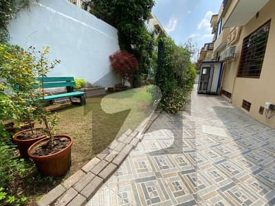 ایف ۔ 7 اسلام آباد میں 7 کمروں کا 1 کنال مکان 14.0 لاکھ میں کرایہ پر دستیاب ہے۔