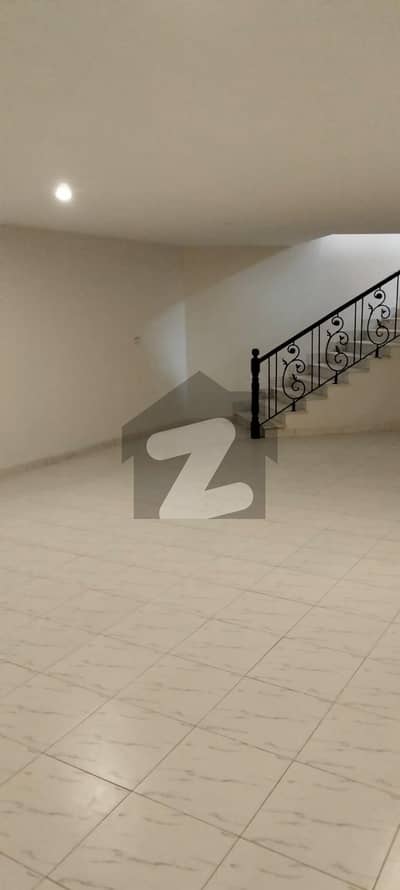 500 Square Yards House In Central DHA Phase 6 For rent