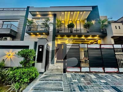 فارمانئیٹس ہاؤسنگ سکیم لاہور میں 5 کمروں کا 10 مرلہ مکان 3.8 کروڑ میں برائے فروخت۔