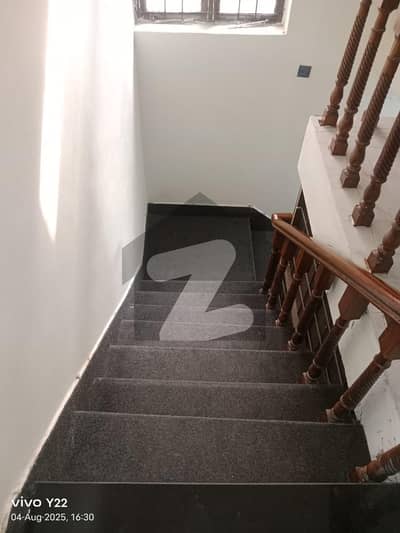 10 MARLA UPPER PORTION AVAILABLE FOR RENT IN MODEL TOWN EXT