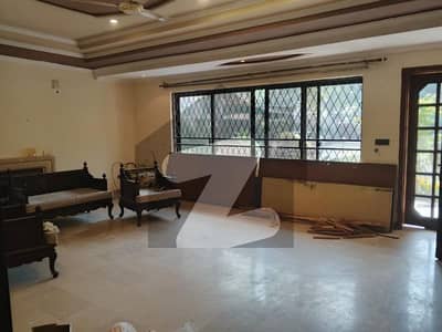 ماڈل ٹاؤن لاہور میں 6 کمروں کا 2 کنال مکان 4.1 لاکھ میں کرایہ پر دستیاب ہے۔