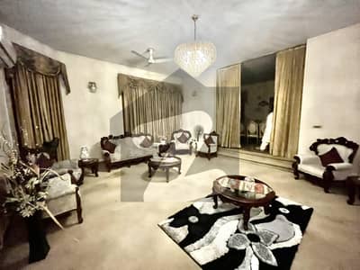 نارتھ ناظم آباد کراچی میں 10 کمروں کا 2 کنال مکان 20.5 کروڑ میں برائے فروخت۔