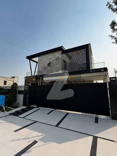 ڈی ایچ اے فیز 8 ڈیفنس (ڈی ایچ اے),لاہور میں 5 کمروں کا 1 کنال مکان 2.7 لاکھ میں کرایہ پر دستیاب ہے۔