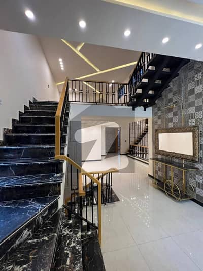 بحریہ ٹاؤن فیز 8 بحریہ ٹاؤن راولپنڈی,راولپنڈی میں 5 کمروں کا 7 مرلہ مکان 2.9 کروڑ میں برائے فروخت۔